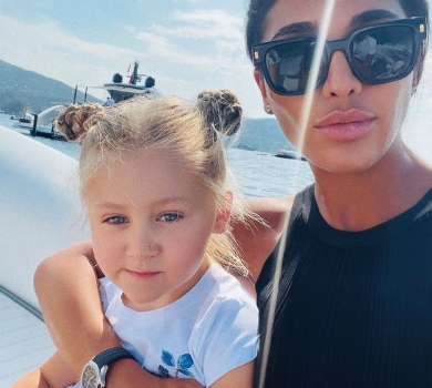 Дімопулос в ошатних луках показала свій із донькою іспанський липень. ФОТО