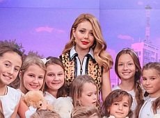 Кароль заспівала з дітьми про мир та кульку. ВІДЕО