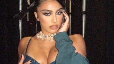 Донька Мадонни у дебютному кліпі заспівала на цвинтарі та наробила шпагатів коло океану