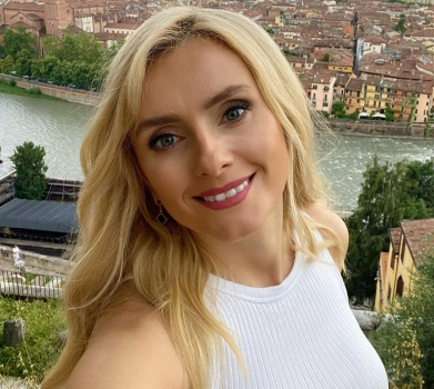 Федишин у мініспідничці погасала на самокаті вулицями італійського міста