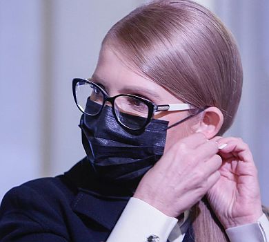 Вишуканий дрескод: Тимошенко вигуляла в Раду маску в квіточки