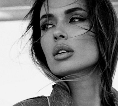 Ліза Ющенко у джинсових мінішортах наробила ч/б фото в Дубаї