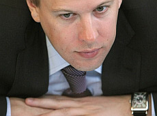 Хомутиннік носить на руках пару будинків під Києвом