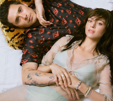 Дружина Брукліна Бекхема видерлася йому на шию у фотосеті для глянцю