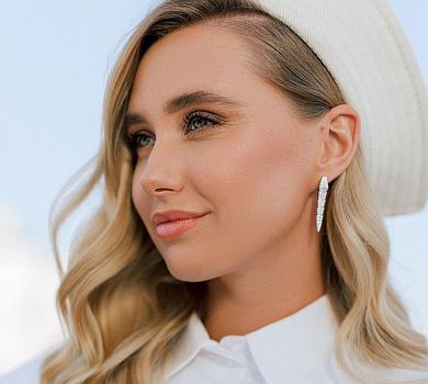 Жінка Тищенка у яскравому бікіні засвітила рельєфний прес на тлі моря