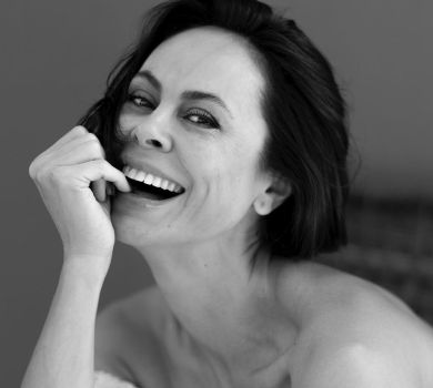 Ексдружина Кличка у звабливих позах оголила плечі й ноги перед камерою. ФОТО