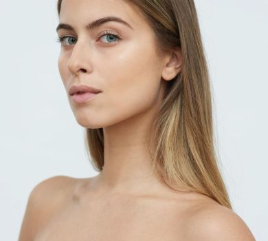 Онука Ротару показала, як розтягувалася на килимку коло вікна. ФОТО