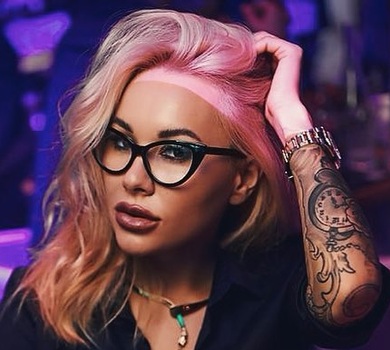 Морозюк показалася догори попою та в мейкапі від сина. ФОТО