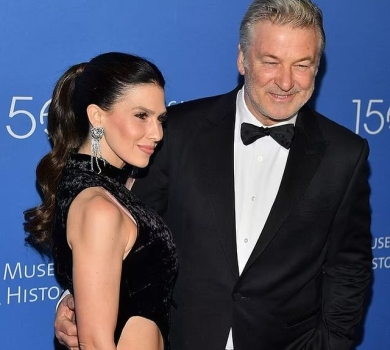 Хіларія Болдуїн у зухвалій сукні з дірами та розрізами вразила фігурою через 2 місяці після пологів