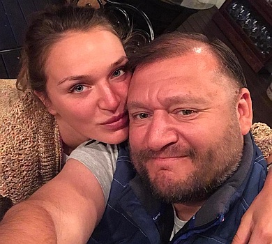 49-річний Добкін став у планку разом з дітьми. ФОТО 