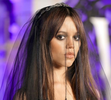 20-річна зірка Венздей у шортиках та металевому корсеті похизувалася новою стрижкою. ФОТО