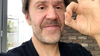 Романтичний Шнуров поцілунком і віршем привітав дружину з паперовим весіллям 