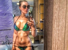 Славу НеАнгел на бездітному відпочинку покусали за дупу. ФОТО