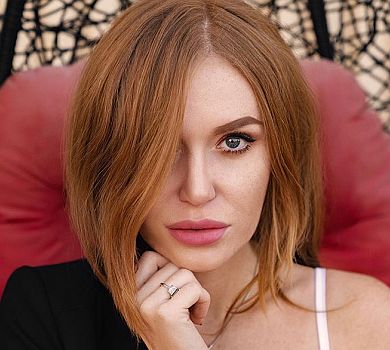 Слава НеАнгел у прозорій майці провокує мережу цицею