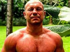 Кива порівняв себе з мавпою та показався між жіночих стегон