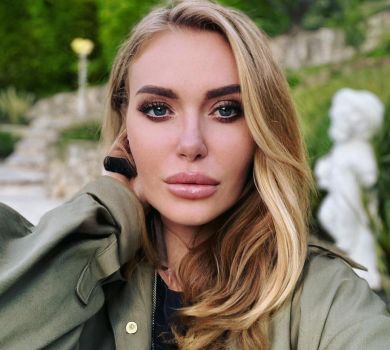 Камінська на підлозі похвалилася розтяжкою. ВІДЕО