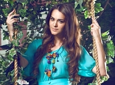 Міс Стефанко на гойдалці у саду вдавала романтику