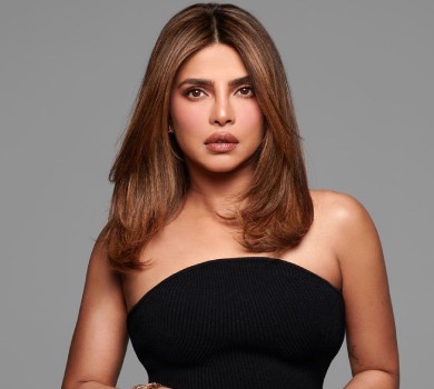 Пріянка Чопра в силуетній сукні посвітила формами у модному кампейні. ФОТО