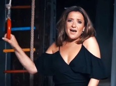 Могилевська у новому ВІДЕО посвітила ногами в компанії кількох хлопців