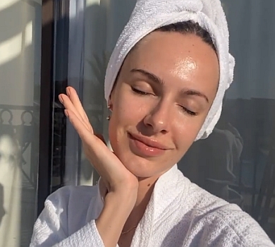 Дружина Остапчука на відпочинку без нього показалася в купальнику і без мейкапу