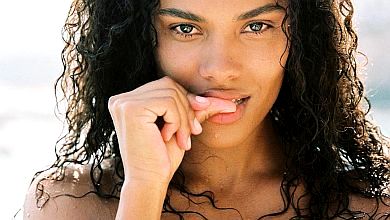 Гаряча мамуся Тіна Кунакі засвітила пишне декольте на пляжному селфі