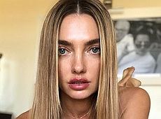 Байкова на екзотичних островах посвітила цицями та сідницями. ФОТО