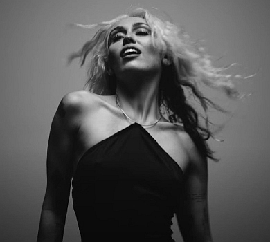 Сайрус у екстраміні змокла в танцях із напівголими хлопцями. ВІДЕО