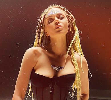 Гросу насмішила еротикою з волохатими ногами. ВІДЕО 