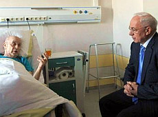 Азаров опинився в лікарні. З Бронєвим