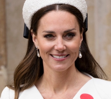 Пальтечко з доччиних хрестин та сережки леді Ді: ефектний вихід Кейт Міддлтон у Лондоні. ФОТО