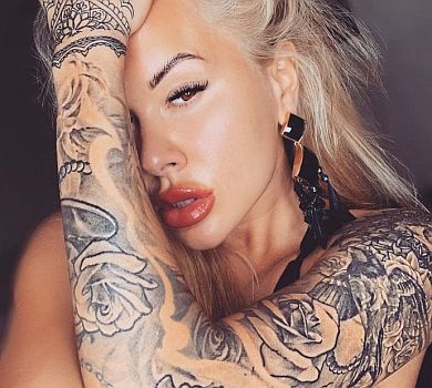 Морозюк розказала, чому набила свій портрет на стегні, цьомчик на циці та змію на руці