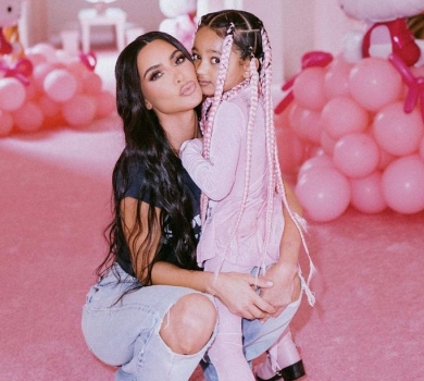 Кардашян влаштувала котяче свято молодшій доньці та вразила личком без мейкапу