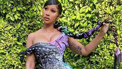 Реперка Cardi B засвітила апетитні форми в барвистому міні від одеситки Зінько