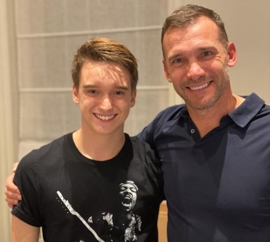 Шевченко з дружиною привітали сина з 18-річчям його пляжним фото