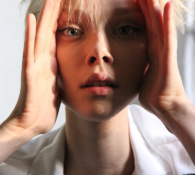 Українка Сахно знялася у метафоричному кліпі Hozier про знищення молодого покоління