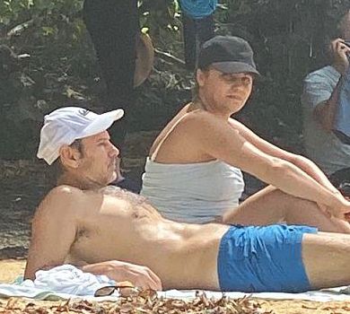 Вакарчука в синіх шортах підловили з дружиною на тайському пляжі. ФОТО 