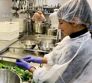 Як 15-річна дочка Зеленського пенсіонерів на вулиці обідом частувала. ФОТО 