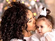 Гайтана влаштувала білосніжну фотосесію з півторарічною донькою