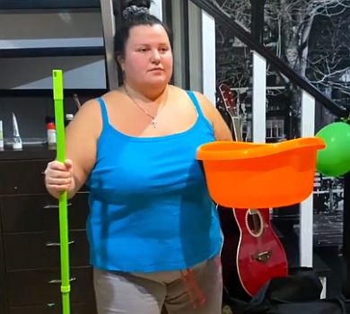 Сексі-штучка, бьюті-діва чи прибиральниця: alyona alyona показалася у карантинних образах  