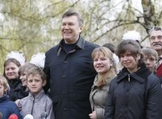 Янукович проявив ніжність до дівчинки у стилі Путіна. Відео