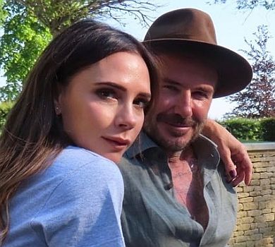 Бекхем кумедним фото привітав свою алкопартнерку з річницею, а вона показала весільне ВІДЕО