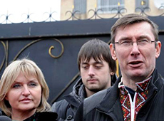 Дружина Луценка віддала річну зарплату на БТР, а син склав присягу. ВІДЕО