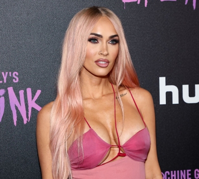 Наче Барбі: Меган Фокс із новим кольором волосся та в зухвалій сукні попозувала в обіймах нареченого