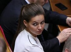 24-річна депутатка Кошелєва прийшла в Раду у норковій шубі та з охороною