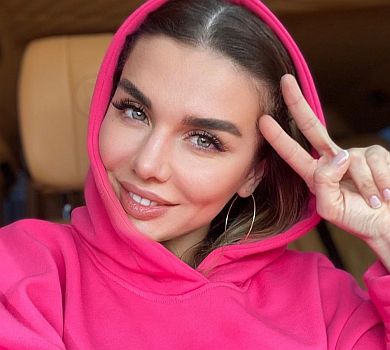 Седокова в масці на плечі у коханого зізналася, що вона в а*уї від карантину 