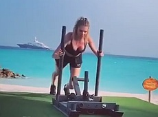 Молоток, вантаж та колесо: як Григор’єва на Мальдівах з причандаллям тренується