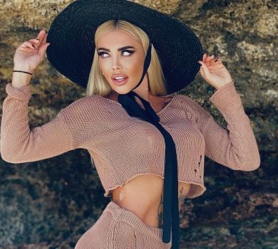 Оголена Крук у ліжку потривожилася через політичну ситуацію