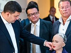 Як красунчик Гройсман із роботом балакав і за щічку мацав. ВІДЕО