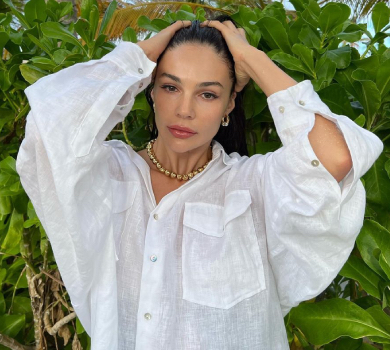 Дружина Коноплянки у розкішній сукні повигиналася у монохромному фотосеті