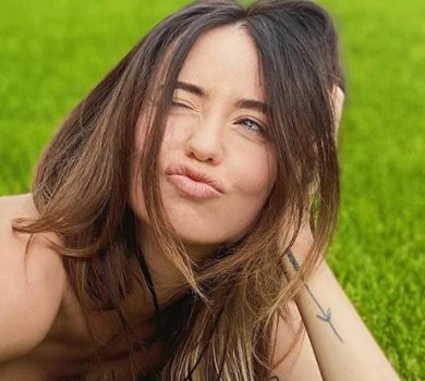 Гола Дорофєєва позасмагала на травичці. ФОТО